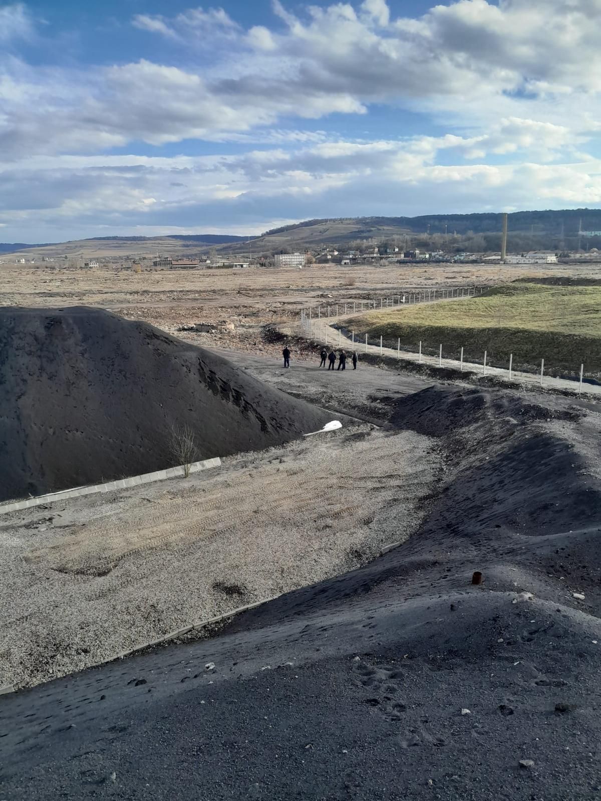 Open stockpiles of bulk mineral material on a prepared yard